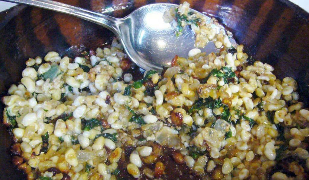 Do vị trứng kiến có phần nhẹ và tinh tế nên thường chúng không được nấu kèm với những loại hương vị mạnh. Người Mexico chiên ấu trùng với bơ, hành, ớt...