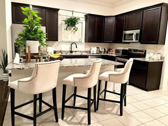 Khu bếp hiện đại có bàn đảo kiêm luôn cả bàn ăn.