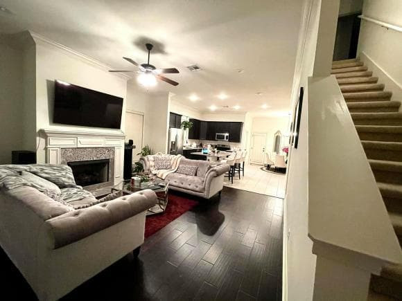 Nội thất được làm từ gỗ và da nên vừa bền đẹp vừa không sợ lỗi mốt.