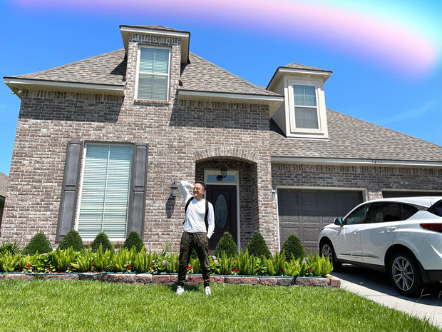 Phía trước nhà là thảm cỏ rộng.