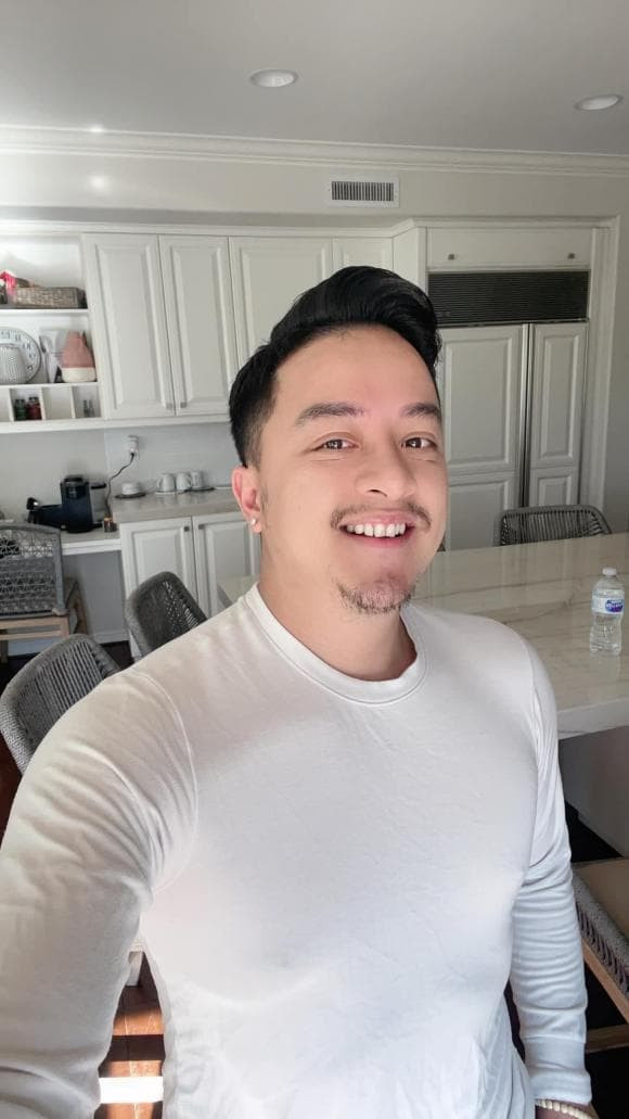 Nam ca sĩ chọn tone màu trắng - nâu chủ đạo để phù hợp phong cách bán cổ điển, đồng thời tạo cảm giác sang trọng.