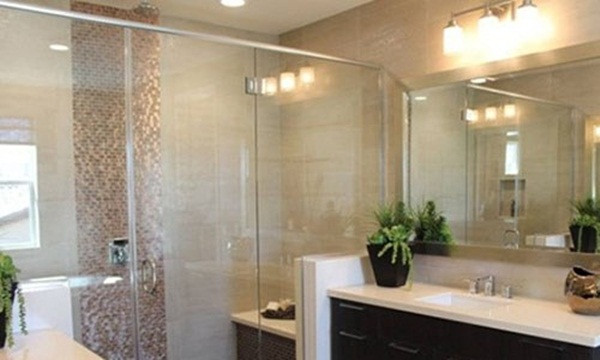 Nhà tắm được lát đá sang trọng. Ảnh: FBNV.