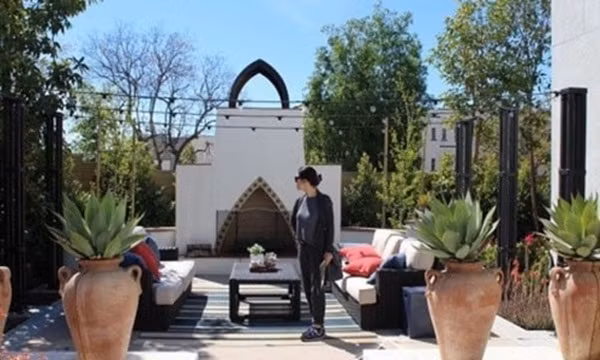 Một bộ salon được Thu Phương bày ngoài trời để cả gia đình thư giãn. Ảnh: FBNV.