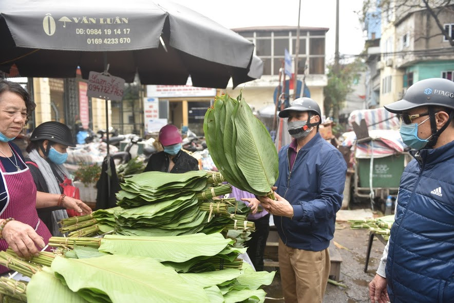 Có từ hàng chục năm nay, chợ lá dong nằm trên đường Trần Quý Cáp (phía sau ga Hà Nội) là địa chỉ quen thuộc cung cấp lá dong cho rất nhiều khu vực tại Thủ đô và khu vực lân cận.