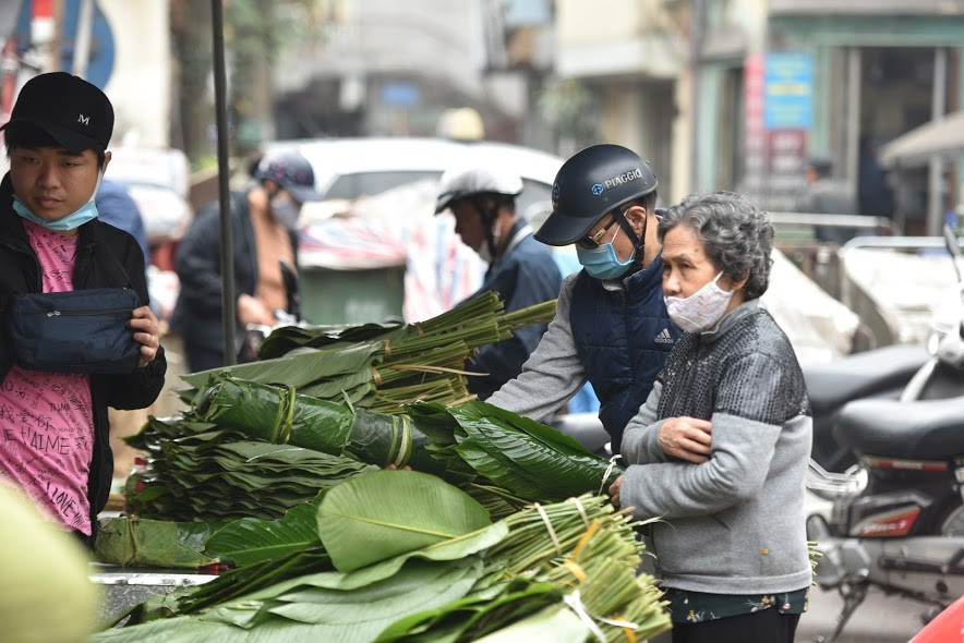 Lá dong ta được bán với giá 40.000 - 70.000 đồng/bó tùy loại lá to hay nhỏ.