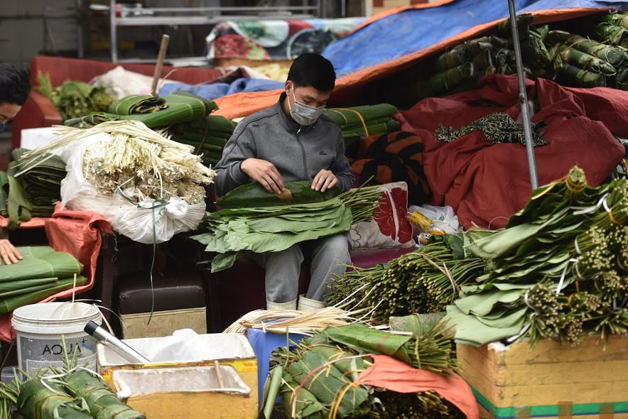 Khách hàng thưa thớt, một tiểu thương ngồi bó lại lá dong.