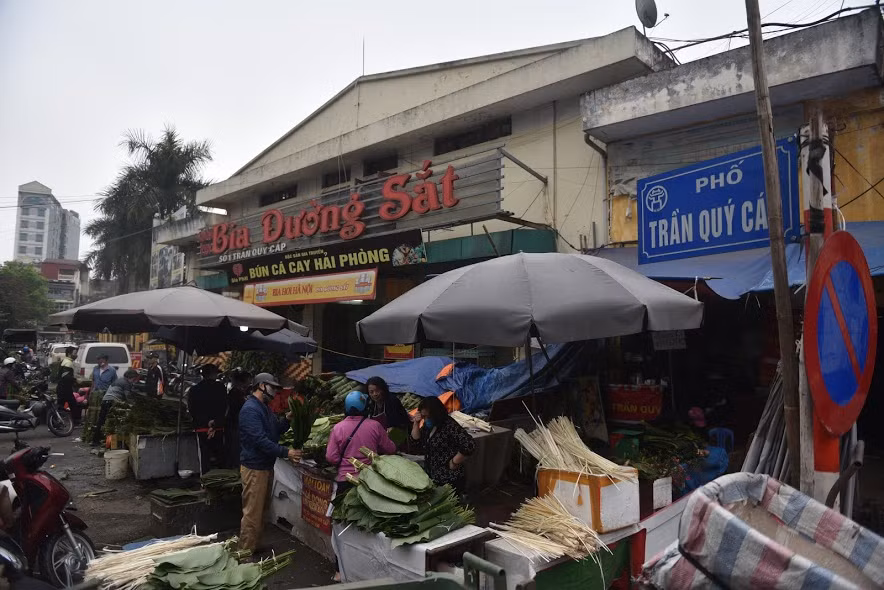 Dù khách hàng vắng hơn, song chợ lá dong trên phố Trần Quý Cáp vẫn tồn tại.