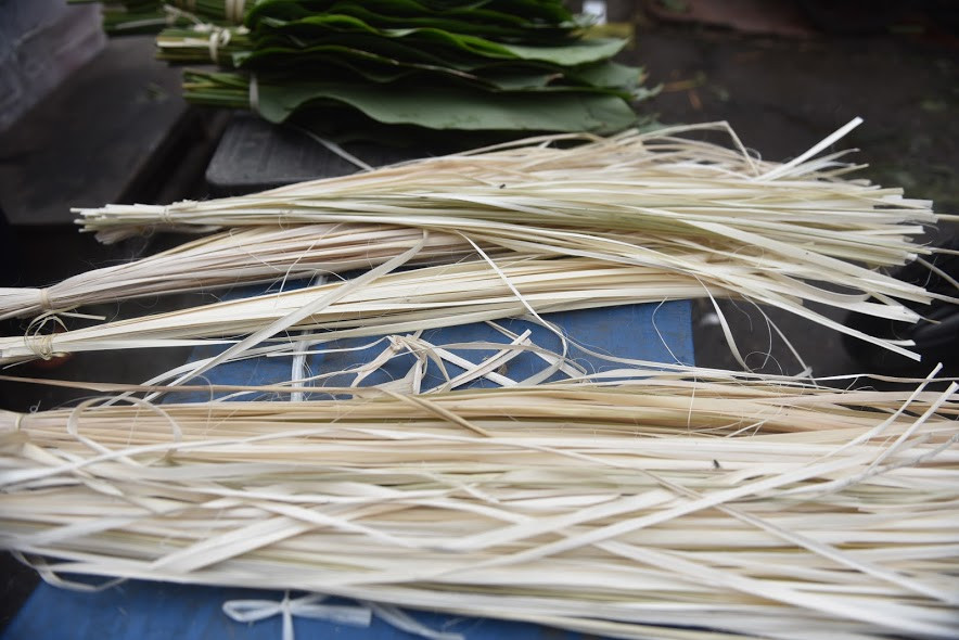 Số lượng tiểu thương bán lá dong cũng ngày càng ít đi.