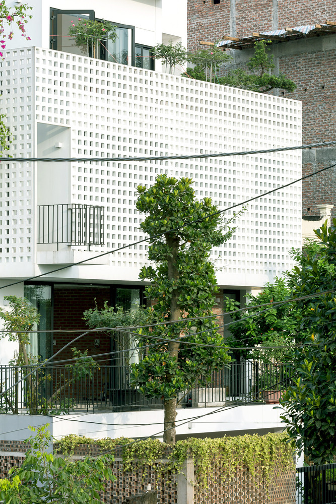 Kiến trúc sư đẩy toàn bộ không gian chức năng chính lên tầng 2 và 3, giải phóng toàn bộ tầng 1 làm không gian chung, gara, sân vườn.