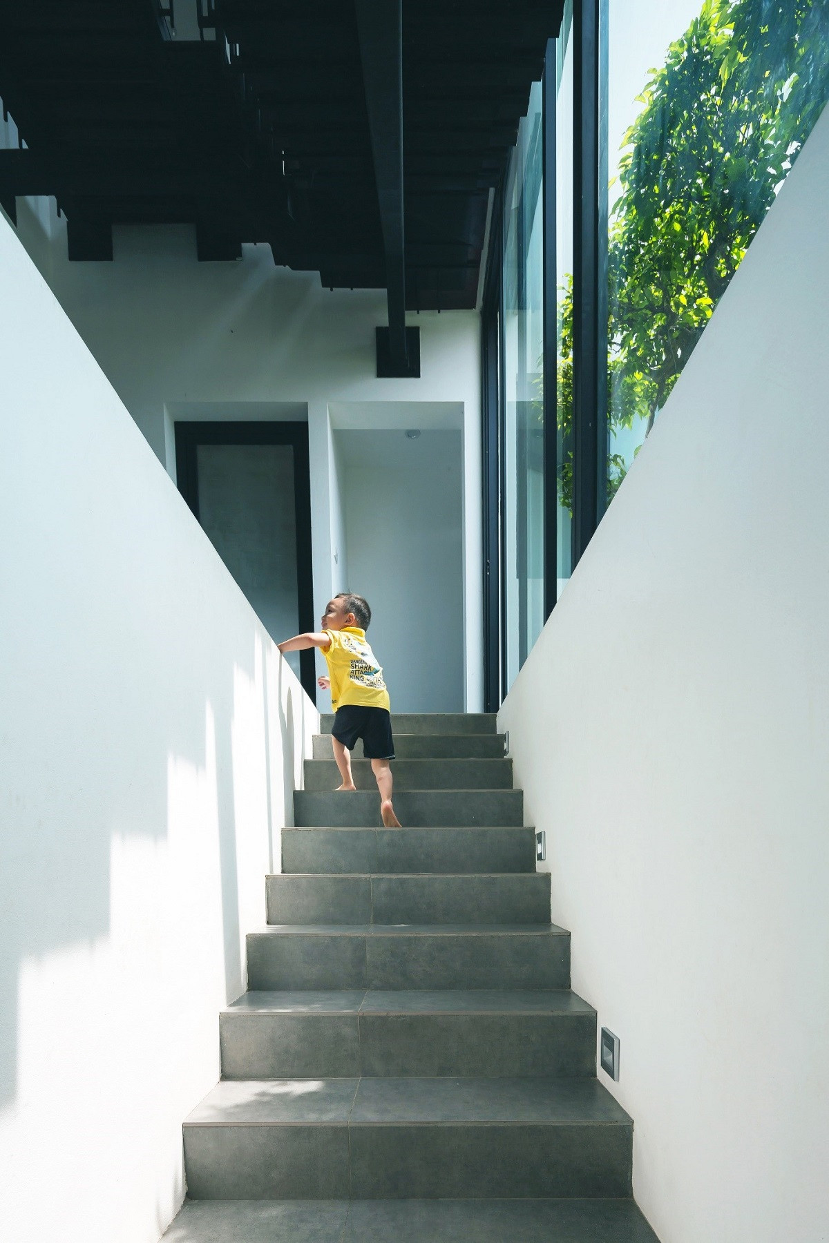 Liên kết tầng 2 và 3 là một cầu thang thép mặt gỗ hiện đại, năng động cùng với những hành lang chạy xuyên suốt tới từng phòng chức năng của tầng 3.