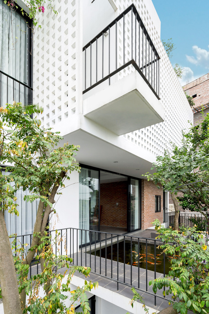 Căn nhà được xây dựng trên khu đất có diện tích 234m2, được phân tách không gian chức năng thành 4 khối chính và 4 tầng.