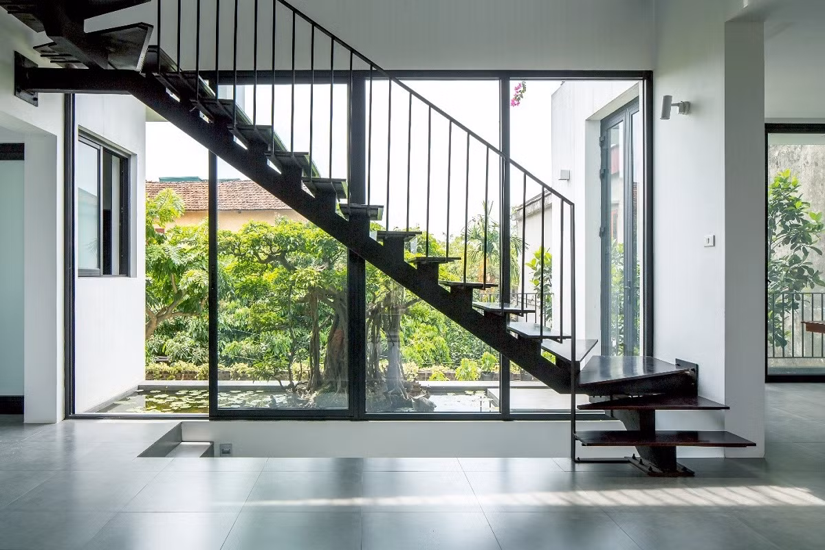 Ở tầng 2 là không gian chung như phòng khách, nhà bếp, vệ sinh với không gian riêng an yên cho phòng ngủ khép kín của ông bà.