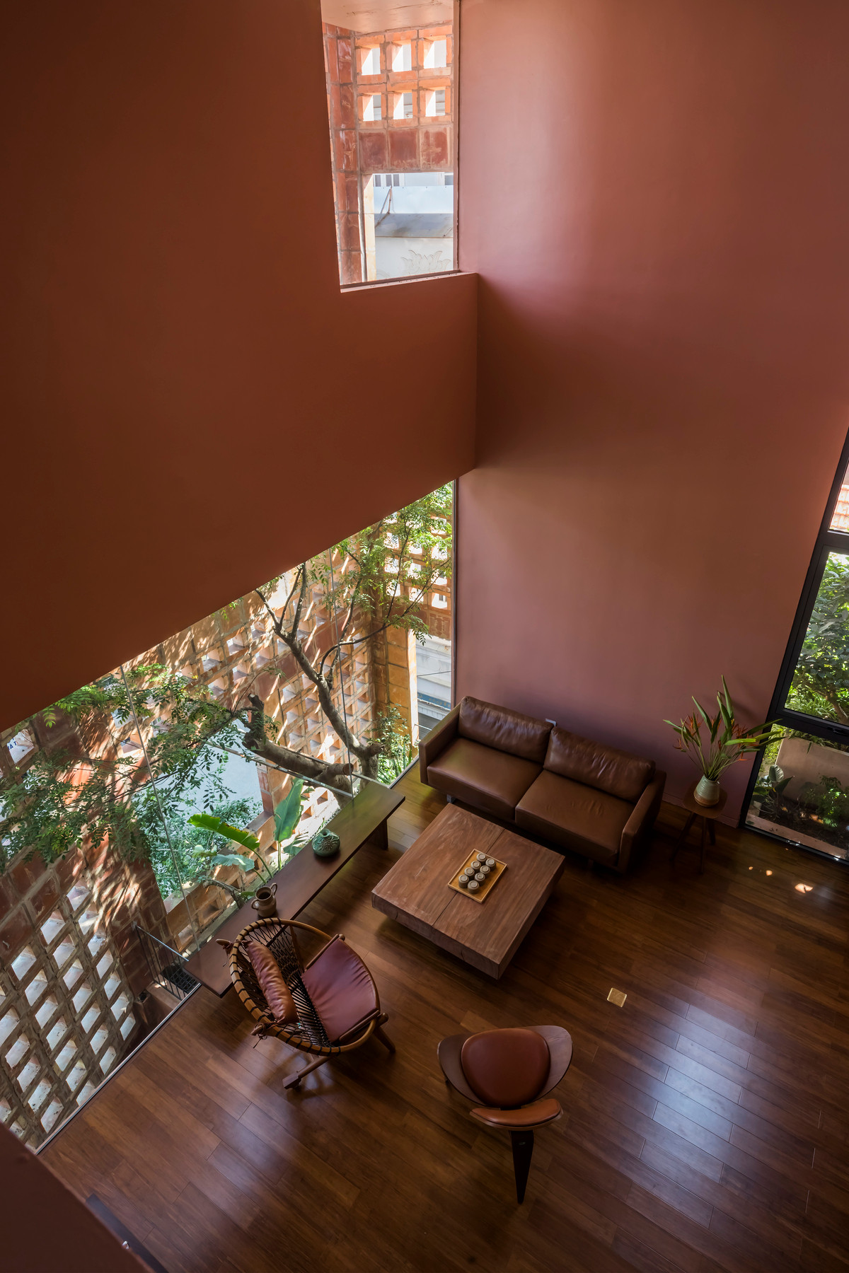 Nhiệm vụ đặt ra là thiết kế không gian sống hàng ngày cho một đại gia đình gồm 7 thành viên và nơi họ hàng, bạn bè cùng nhau sum họp, nấu ăn và hòa với thiên nhiên mỗi khi có dịp.