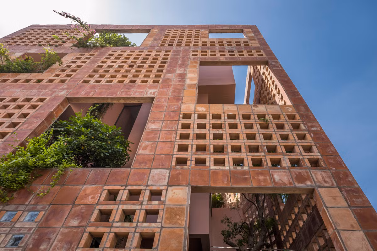 Dự án nằm tại làng gốm Bát Tràng (Hà Nội) vốn là ngôi làng cổ hơn 1000 năm tuổi. Công trình lấy cảm hứng từ vẻ đẹp truyền thống đặc trưng của Bát Tràng được thể hiện qua mặt đứng bên ngoài, hài hòa với nét hiện đại và tiện nghi sử dụng thông qua thiết kế nội thất bên trong.