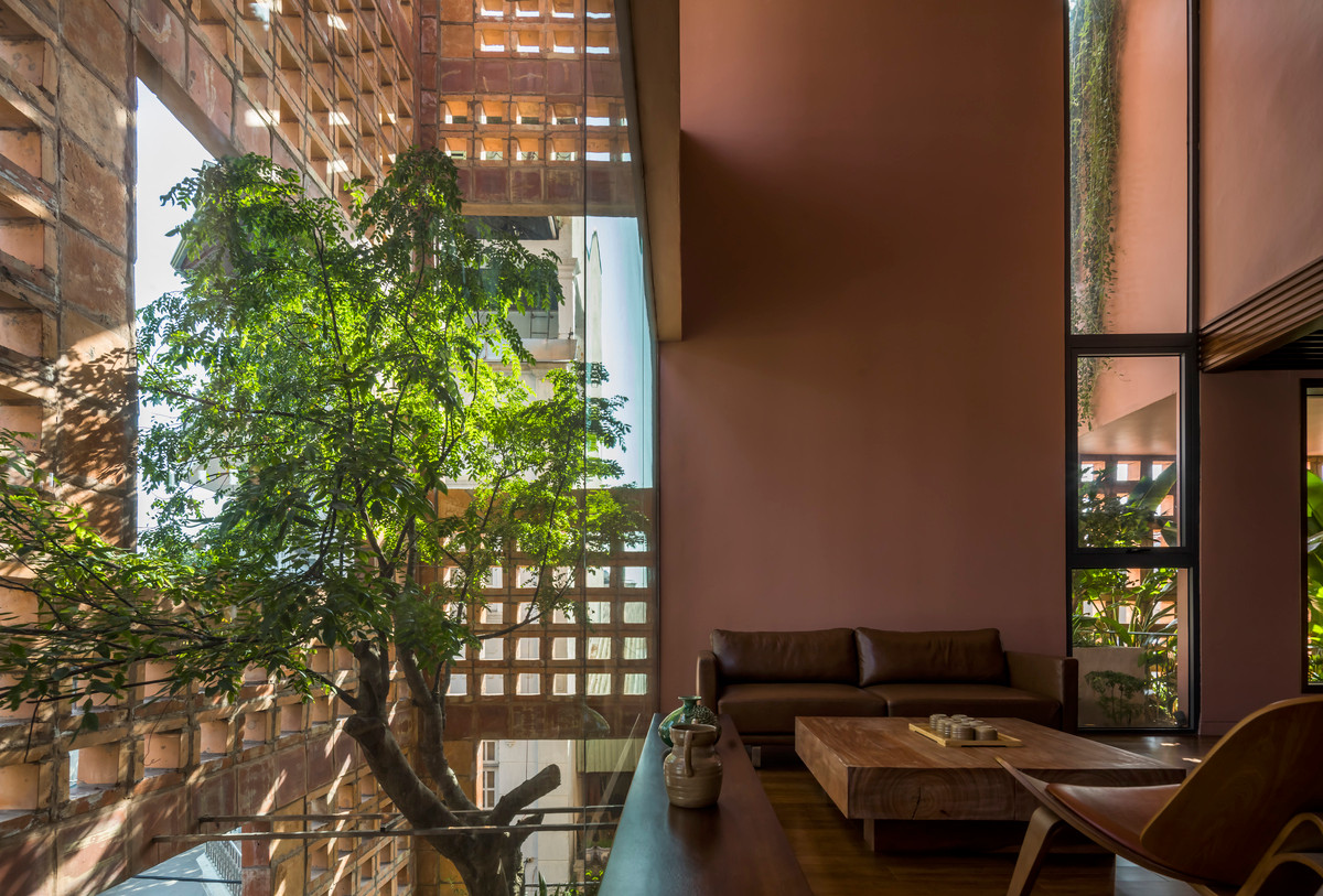 Bên cạnh đó việc kết hợp khung cửa kính và các lỗ thoáng trên bức tường gạch gốm có tác dụng lấy sáng hiệu quả mà không mang lại cảm giác quá nóng vào mùa hè.