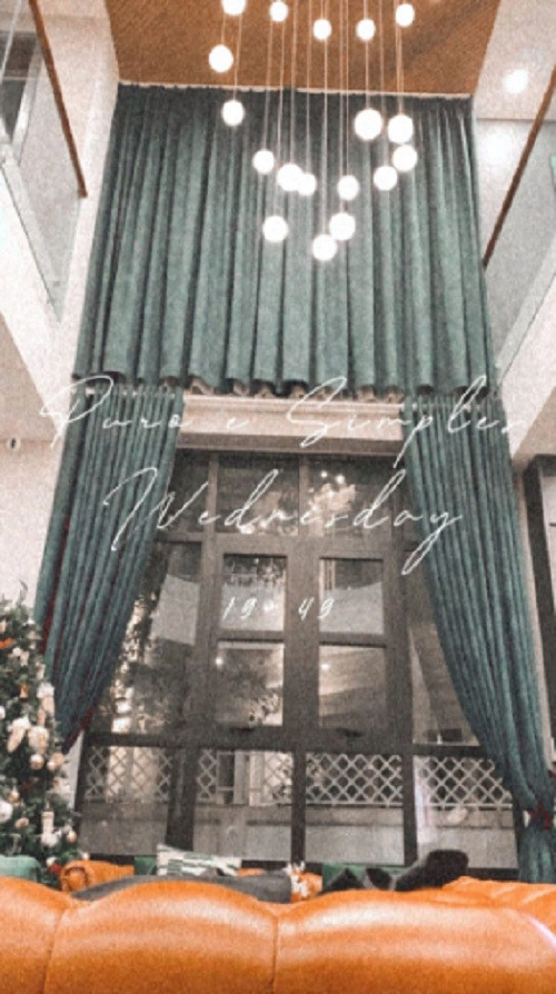 Phòng khách cùng thoáng đãng nhờ thiết kế thông tầng.