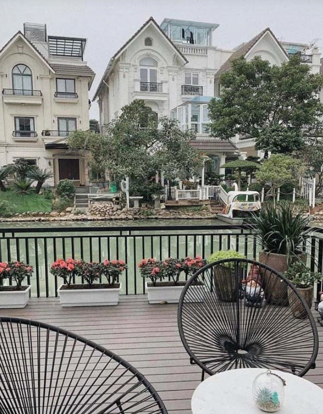 Không gian phía sau biệt thự nhìn thẳng ra bờ sông.