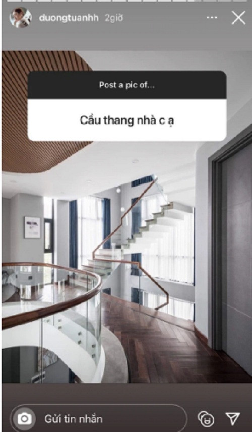 Cầu thang được lắp kính vừa đảm bảo an toàn vừa mang đến vẻ đẹp hiện đại.