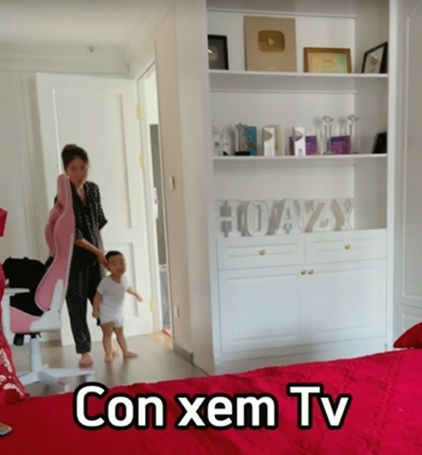 Mới đây, Hòa Minzy khoe clip con trai khéo nịnh nọt mẹ để xem ti vi khiến nhiều người tinh ý phát hiện ra một số góc phòng trong biệt thự của nữ ca sĩ. Ảnh: cắt clip