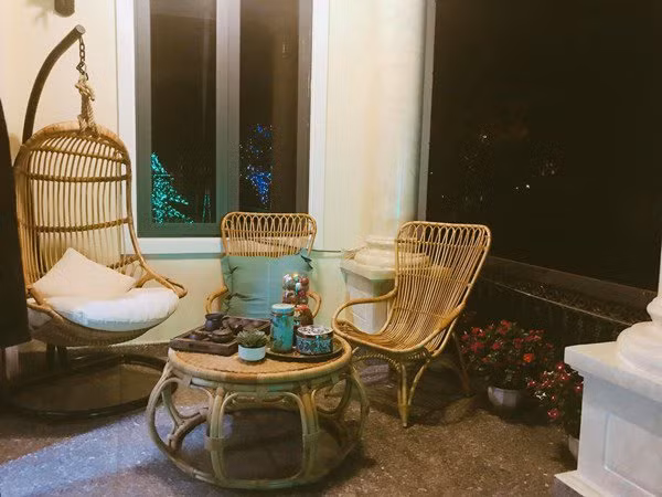 Ban công rộng có bàn trà thư giãn. Ảnh: Thoidaiplus