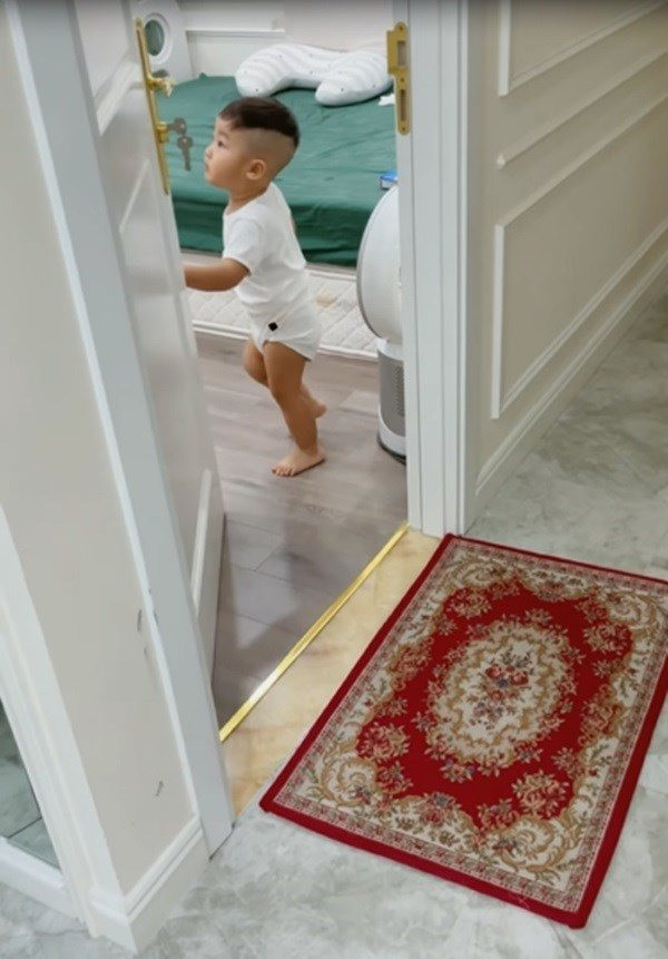 Theo đó, biệt thự của Hòa Minzy sơn màu trắng chủ đạo, các vật dụng đều hiện đại và ngăn nắp. Ảnh: cắt clip