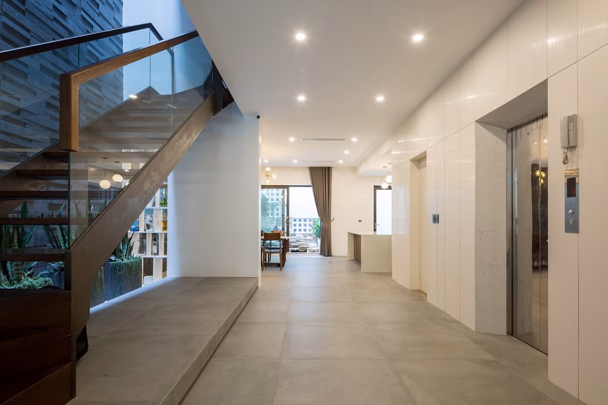 Về phần công năng trong nhà, kiến trúc sư khéo léo phân chia không gian linh hoạt kết hợp với khoảng giếng trời sau nhà và giữa nhà tạo ra các mảng xanh hút gió.