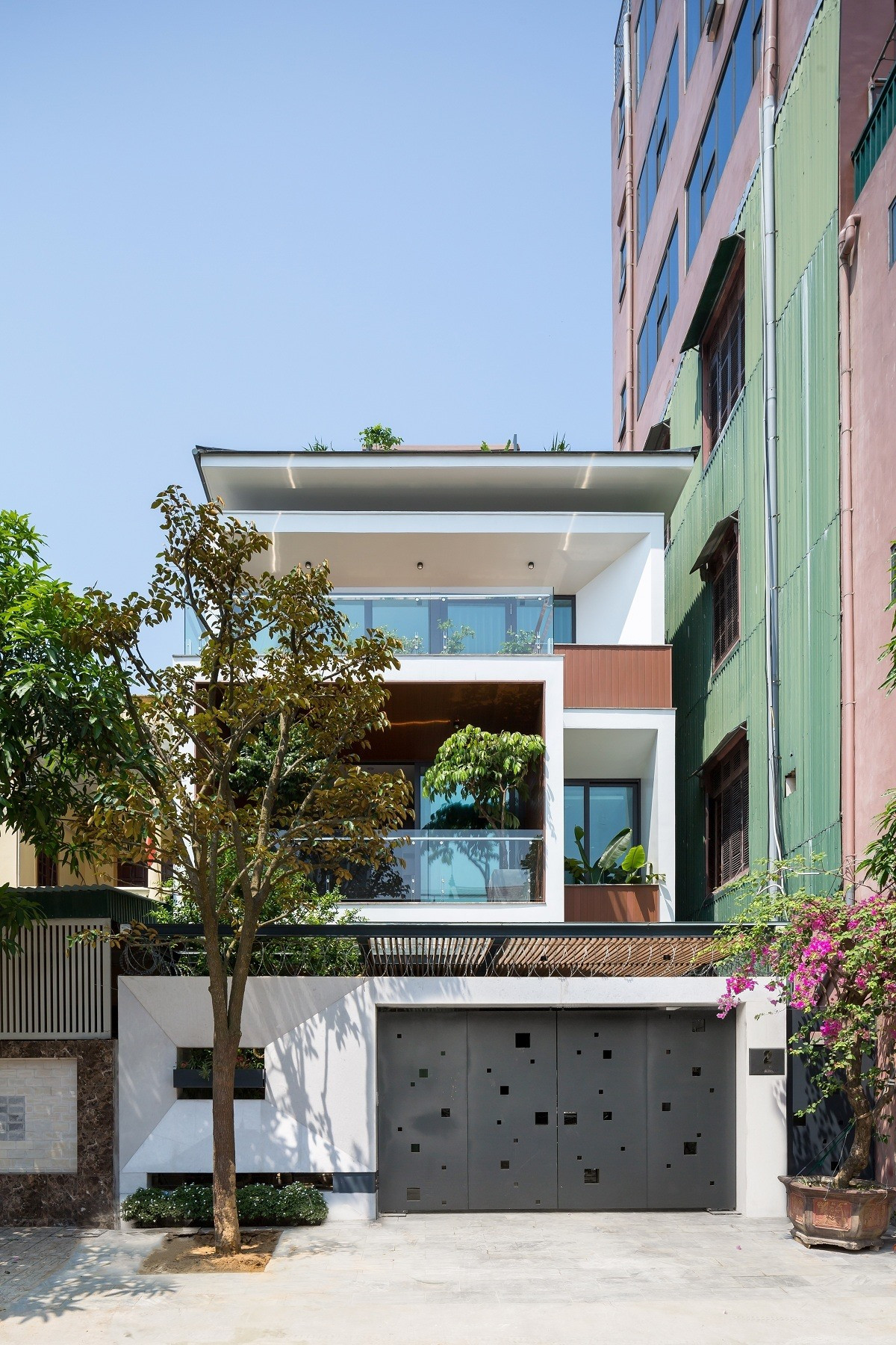 Bài toán của kiến trúc sư khi thiết kế nhà là giảm thiểu được bức xạ nhiệt mà vẫn đảm bảo tối đa lượng ánh sáng và thông gió tự nhiên.