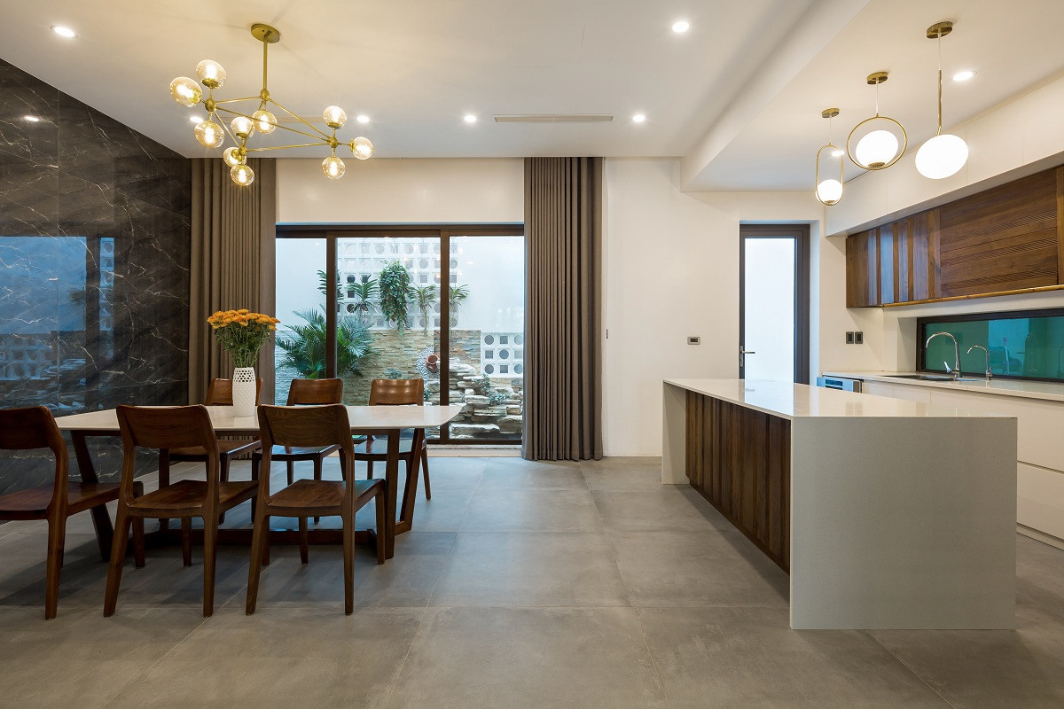 Tầng 1 thiết kế các chức năng chính là không gian phòng khách, bếp ăn liên thông với nhau.