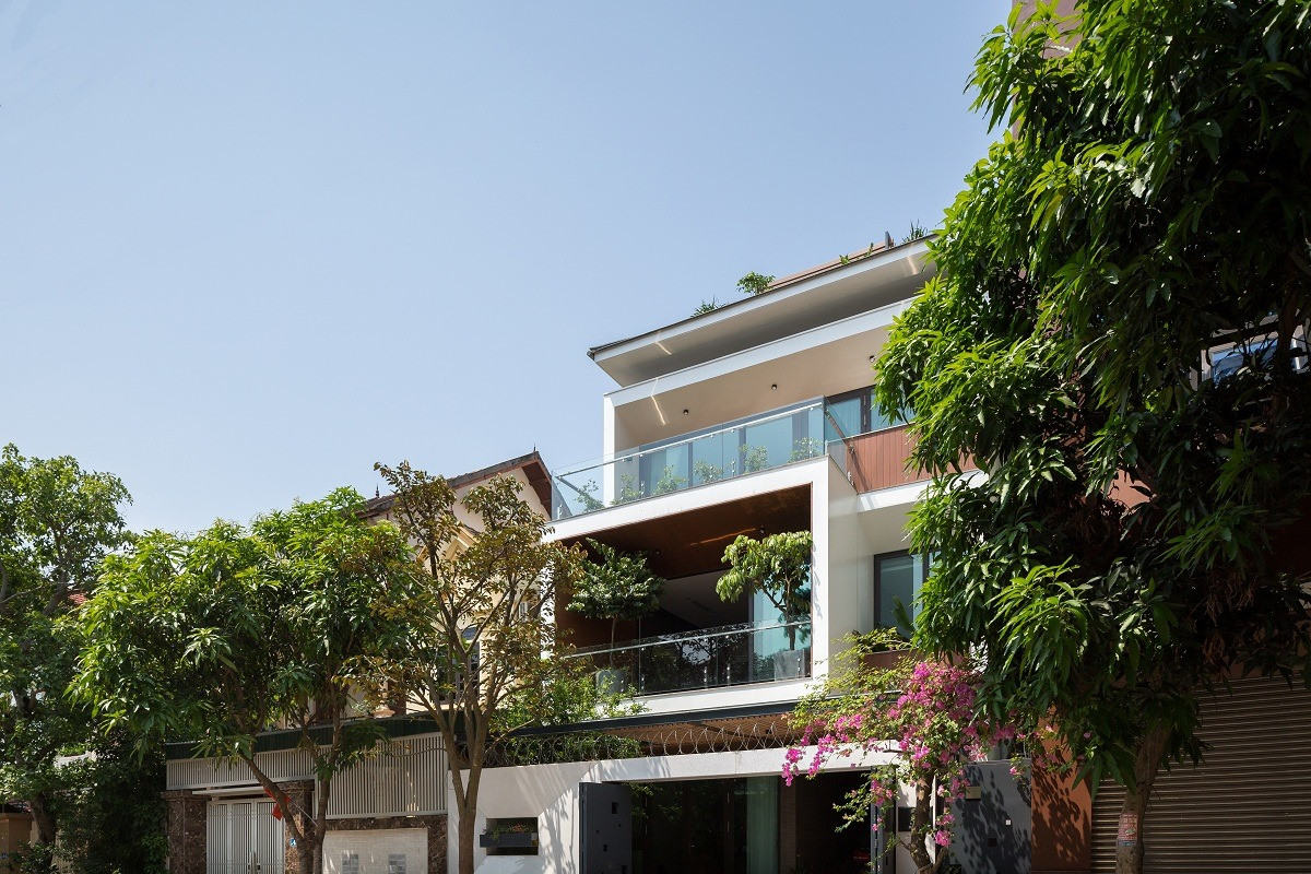 Nằm trên lô đất có diện tích 7,5×22m tại thành phố Vinh (Nghệ An), ngôi nhà với mặt tiền chính hướng Tây Nam gặp nhiều bất lợi vì ánh nắng gay gắt vào buổi chiều.