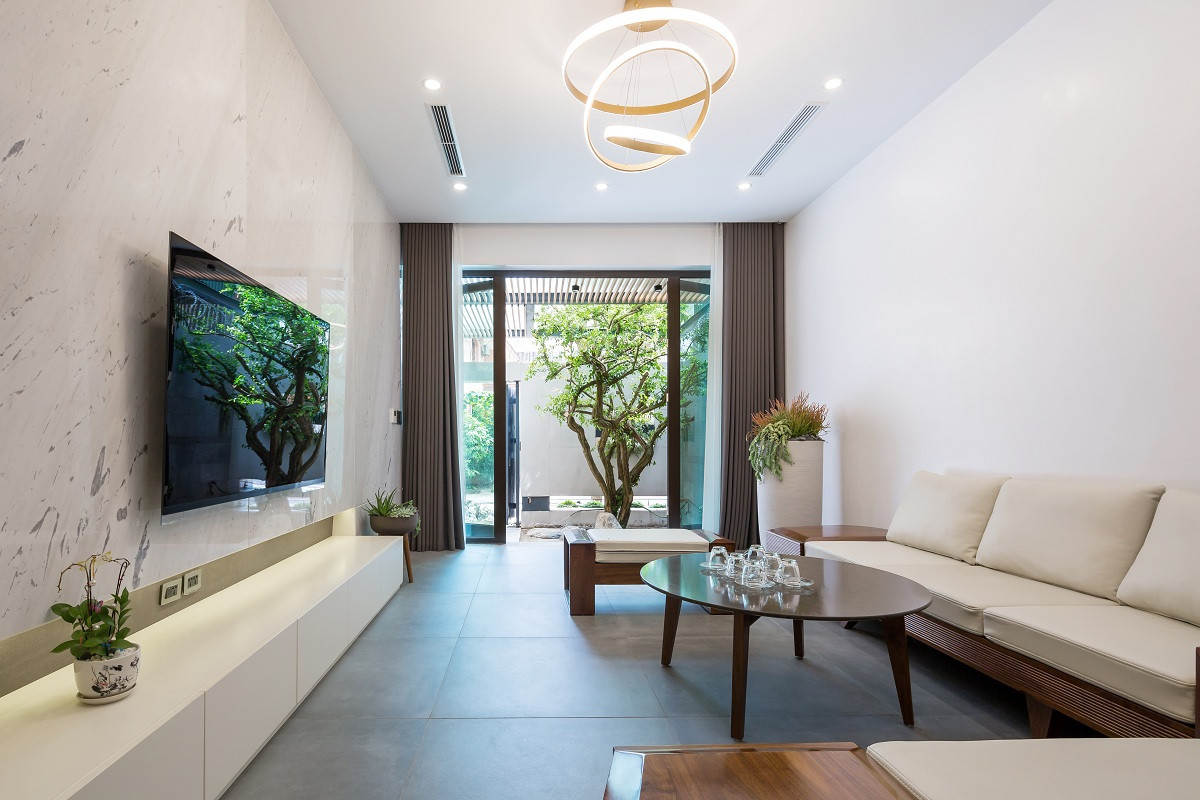 Vì vậy, giải pháp hình khối đã được thực hiện bằng thiết kế mặt tiền khối thò thụt tạo ra hàng hiên, khoảng sân kết hợp với lớp cây xanh phía trước che chắn tạo khoảng đệm, giảm tác động trực tiếp từ ánh nắng mặt trời vào các không gian chính trong nhà.