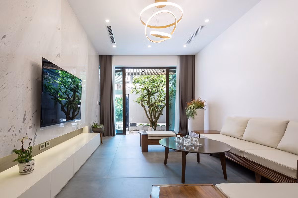 Vì vậy, giải pháp hình khối đã được thực hiện bằng thiết kế mặt tiền khối thò thụt tạo ra hàng hiên, khoảng sân kết hợp với lớp cây xanh phía trước che chắn tạo khoảng đệm, giảm tác động trực tiếp từ ánh nắng mặt trời vào các không gian chính trong nhà.