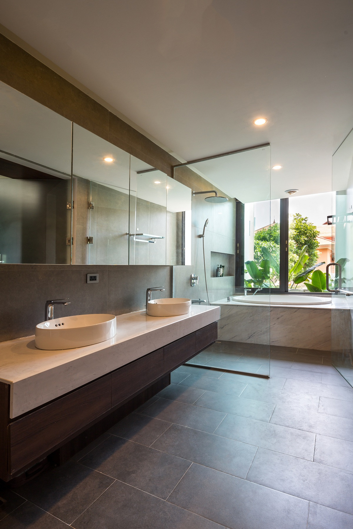 Phòng tắm có view nhìn ra vườn cây.