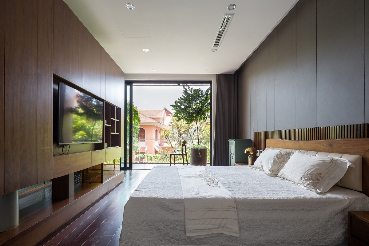 Các tầng trên gồm phòng ngủ và không gian phụ được bố trí bám sát với khu vực trung tâm sảnh thang, xen kẽ là các khoảng không gian giếng trời.