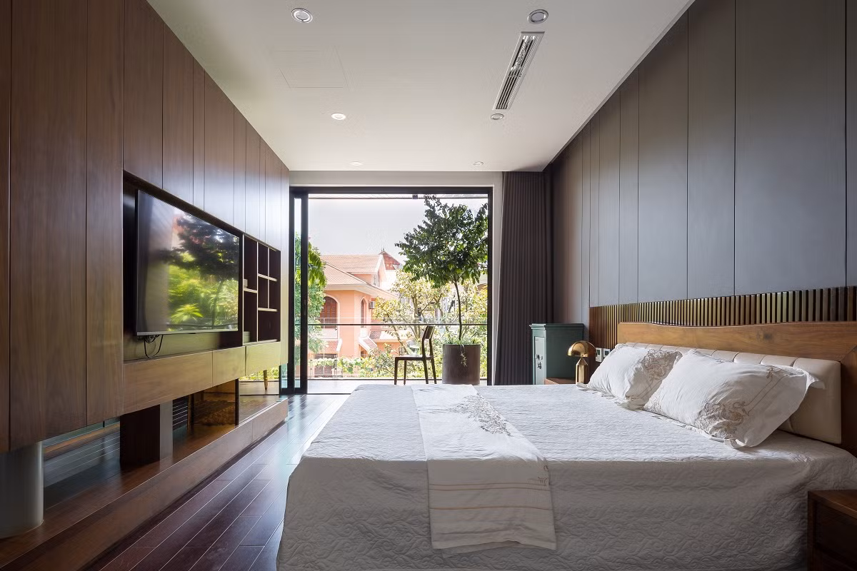 Các tầng trên gồm phòng ngủ và không gian phụ được bố trí bám sát với khu vực trung tâm sảnh thang, xen kẽ là các khoảng không gian giếng trời.