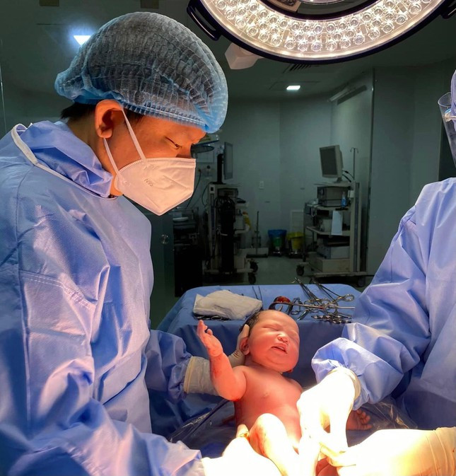 Truy tim 'bac si Khoa' - nguoi viet facebook 'rut ong tho cua me'