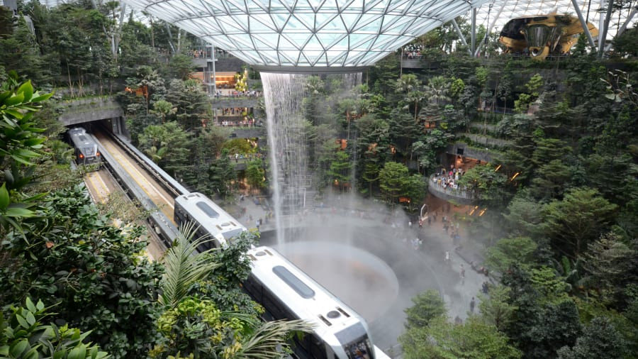 Từng giữ “ngôi vương” nhiều năm liên tục, sân bay Changi của Singapore năm nay tụt xuống vị trí thứ 3. Sân bay Changi khiến nhiều du khách choáng ngợp bởi vẻ đẹp và sự đầu tư kỹ lưỡng.