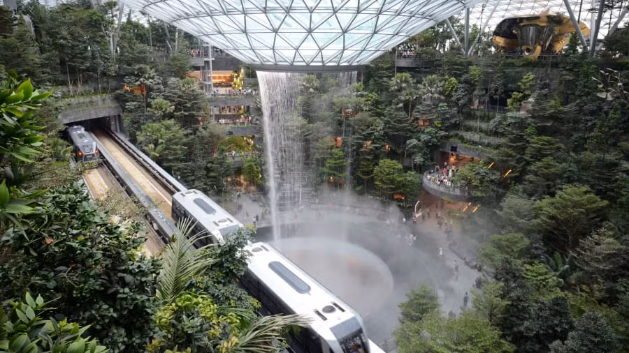 Từng giữ “ngôi vương” nhiều năm liên tục, sân bay Changi của Singapore năm nay tụt xuống vị trí thứ 3. Sân bay Changi khiến nhiều du khách choáng ngợp bởi vẻ đẹp và sự đầu tư kỹ lưỡng.