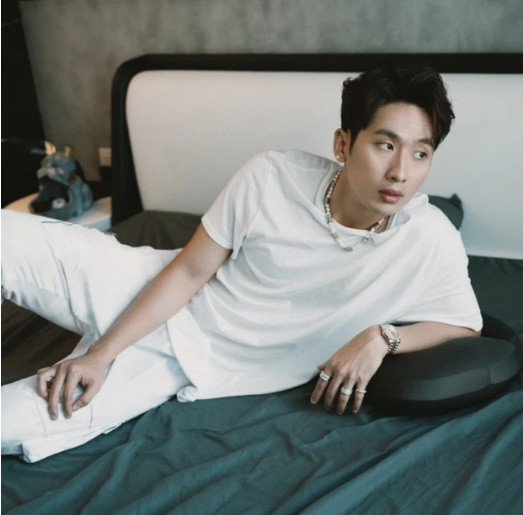 Tại đây, nam diễn viên còn treo 1 bức ảnh chân dung khá lớn của mình.