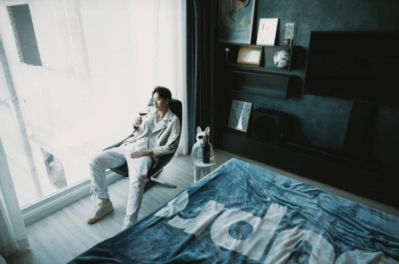 Cửa kính lớn cho căn phòng luôn ngập ánh sáng và thoáng đãng.