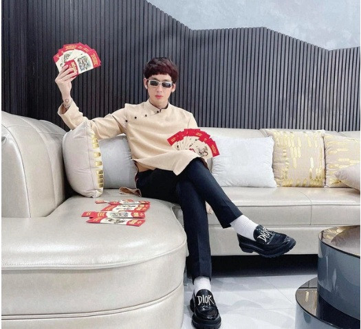 Tuấn Trần hiện đang sống trong một căn hộ hiện đại có nội thất với gam màu nhẹ nhàng.