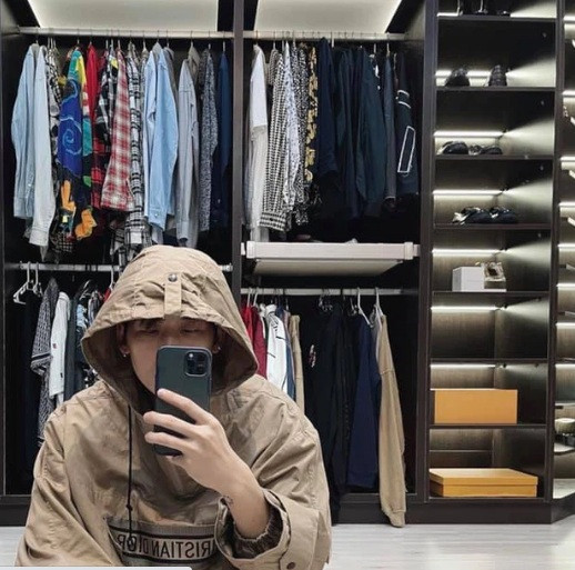 Diễn viên Tuấn Trần từng khoe phòng đựng đồ khá hoành tráng với quần áo được xếp gọn gàng, ngăn nắp.