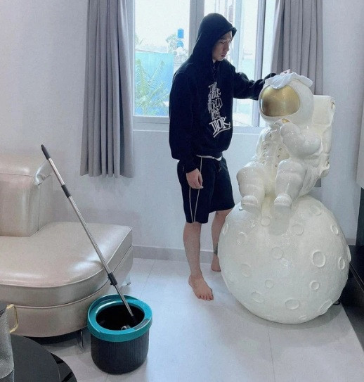 Nội thất trong căn hộ của Tuấn Trần không quá cầu kỳ nhưng vẫn mang lại cảm giác sang trọng, tinh tế.