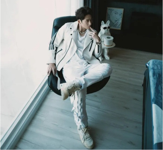 Phòng ngủ của Tuấn Trần có tone màu trầm như đen, xám chủ đạo.