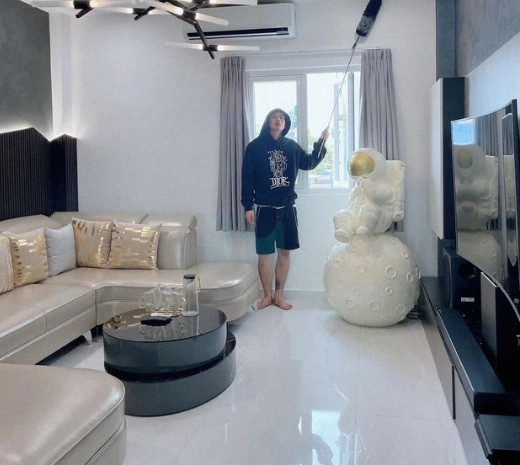 Phòng khách thoáng đãng, không bày biện quá nhiều đồ đạc.