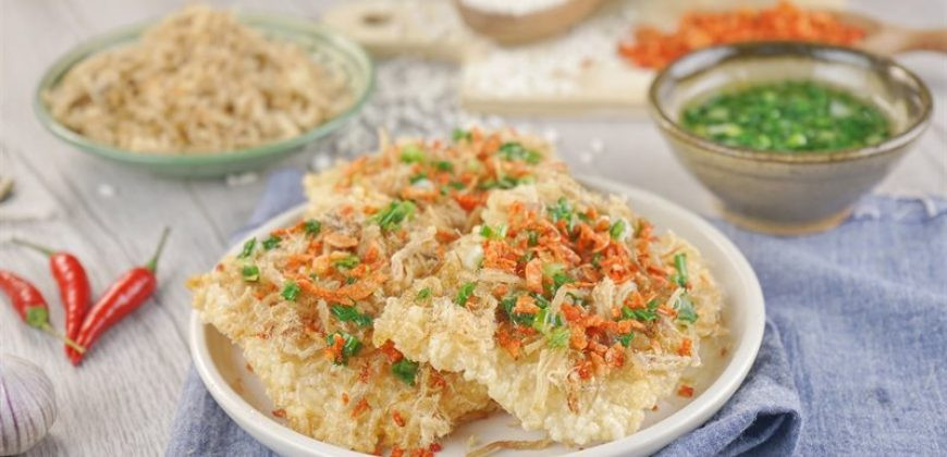 Khác với xưa kia, cơm cháy bây giờ có thêm mỡ hành hoặc chà bông. Ảnh: Internet