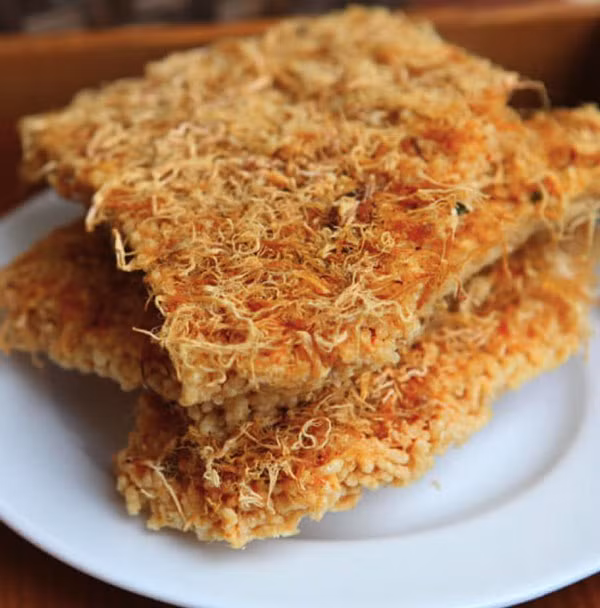 Trên chợ mạng, cơm cháy chà bông được rao bán với nhiều nhãn hiệu, có mức giá khác nhau, dao động từ 140.000 - 180.000 đôngf/kg. Ảnh: Internet