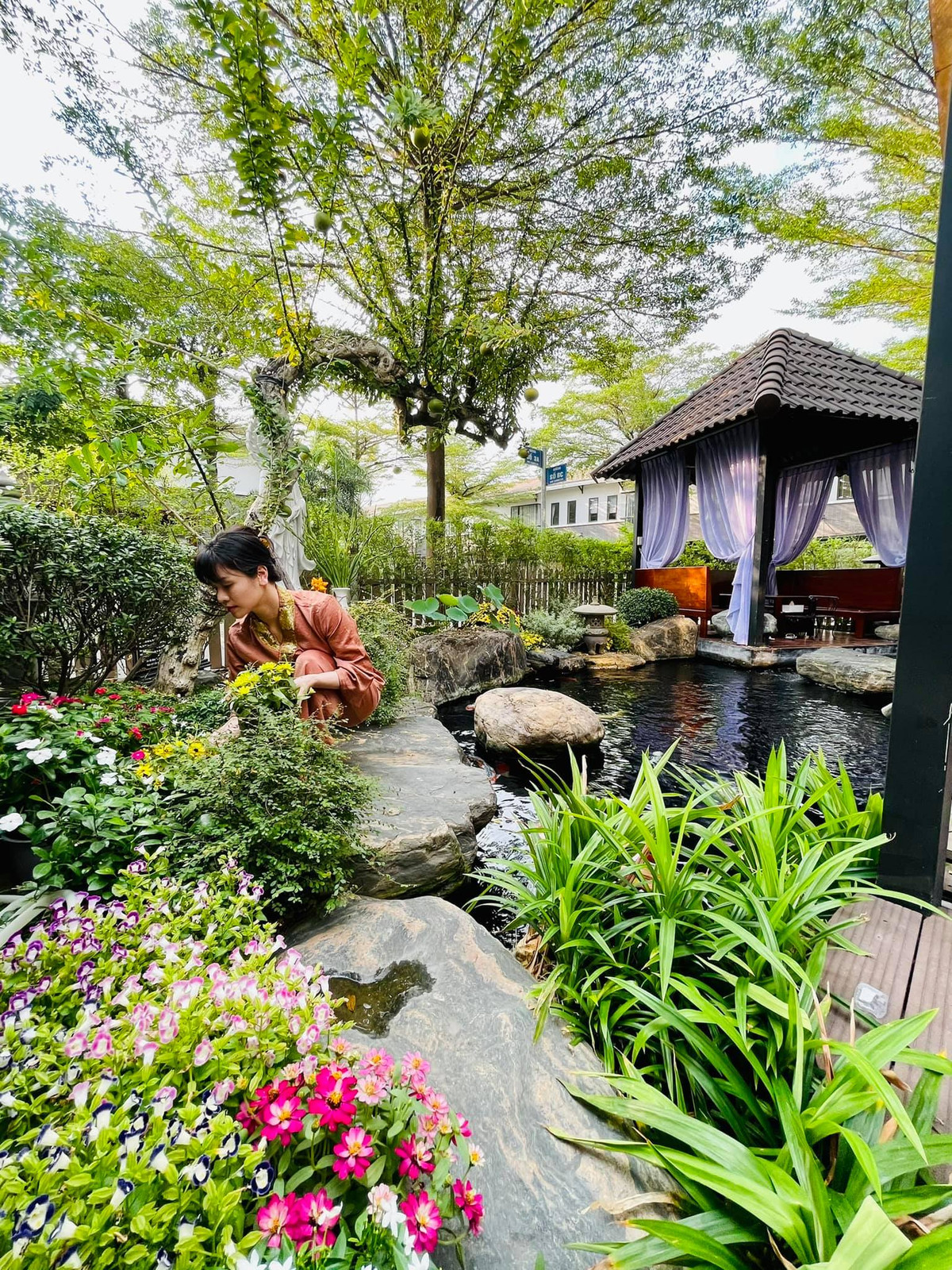 Nữ diễn viên còn thiết kế một không gian hồ nước nuôi cá koi trong khuôn viên vườn nhà, tạo nên khung cảnh bình yên.