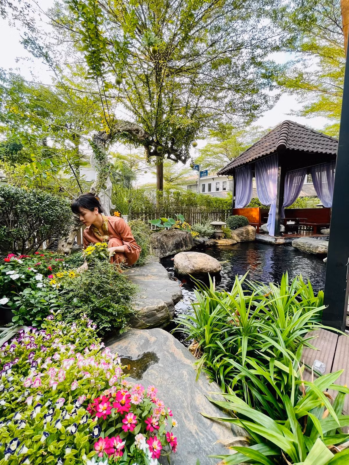 Nữ diễn viên còn thiết kế một không gian hồ nước nuôi cá koi trong khuôn viên vườn nhà, tạo nên khung cảnh bình yên.