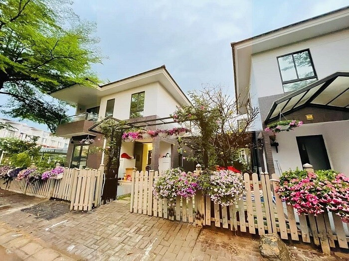 Nhìn từ bên ngoài, căn biệt thự của Nhật Kim Anh (thuộc huyện Bình Chánh, TP HCM), được thiết kế hiện đại, có tông màu trắng và nâu chủ đạo.