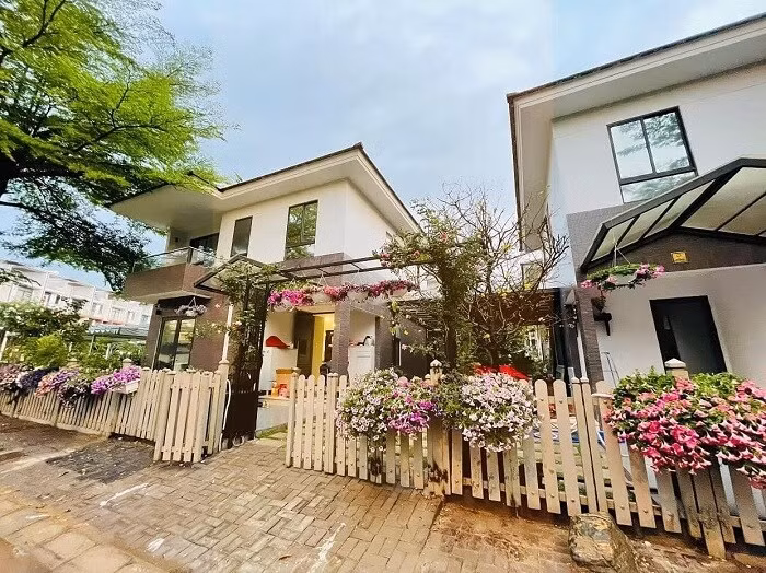 Nhìn từ bên ngoài, căn biệt thự của Nhật Kim Anh (thuộc huyện Bình Chánh, TP HCM), được thiết kế hiện đại, có tông màu trắng và nâu chủ đạo.